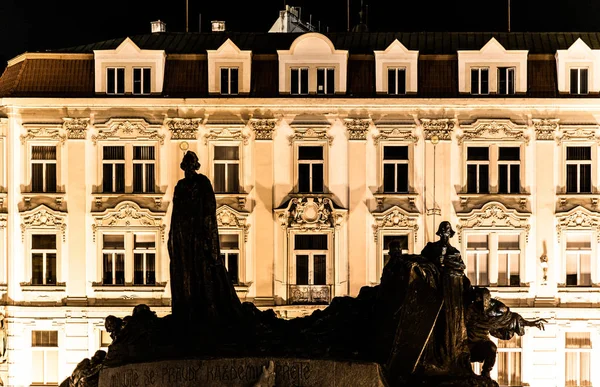 Silhouet van Jan Hus gedenksteen in Old Town Square per nacht. Prague, Tsjechië — Stockfoto