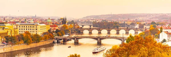 Прага мостами через річку Влтава під вечір, Прага, Чеська Республіка — стокове фото