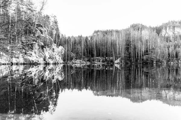 Přírodní jezero v Adršpašských skal na slunečný podzimní den. Adršpašsko-teplických pískovcových skalní město, Česká republika — Stock fotografie