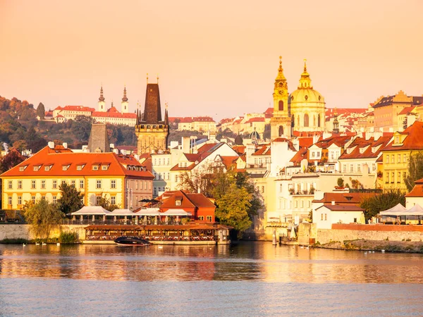 Mindere binnenstad van Praag met de St. Nicholas kathedraal en Moldau, Prague, Tsjechië — Stockfoto