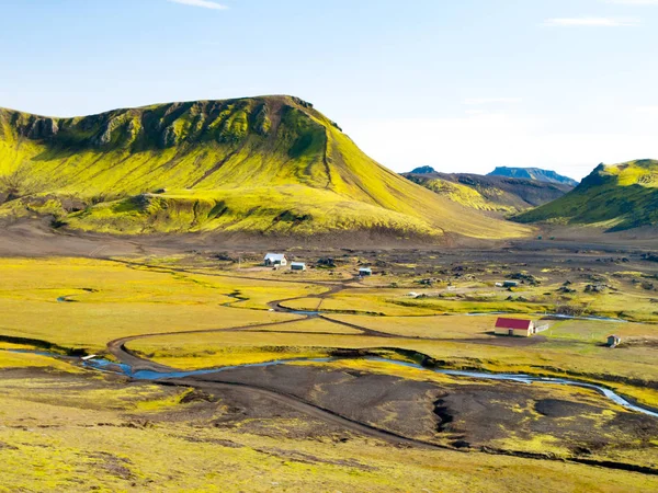 Cabanes près du lac Alftavatn, paysage du sentier Laugavegur, Islande — Photo
