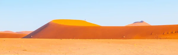 Paisagem panorâmica com dunas vermelhas do Deserto do Namib, Parque Nacional Namib-Naukluft, Namíbia, África — Fotografia de Stock