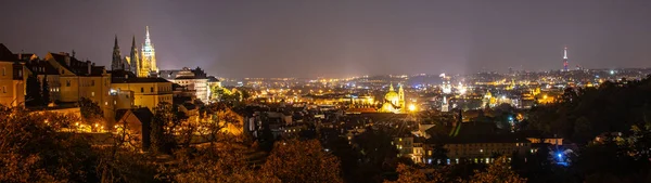 Château de Prague et panorama de la Petite Ville la nuit. Vue de Petrin Hill. Prague, République tchèque — Photo