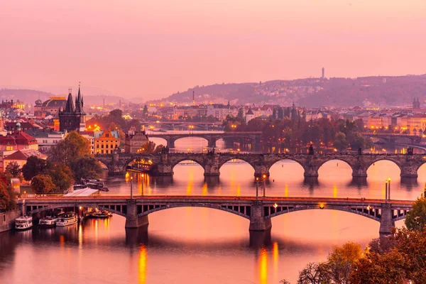 Ponti di Praga sul fiume Moldava la sera, Praha, Repubblica Ceca — Foto Stock