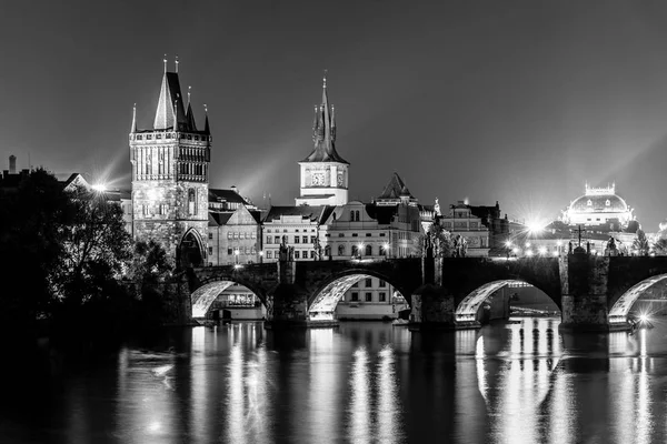 Río Moldava y Puente de Carlos con la Torre del Puente de la Ciudad Vieja por la noche, Praga, Chequia. Patrimonio de la Humanidad UNESCO — Foto de Stock