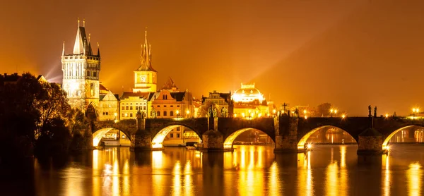 Moldau und Karlsbrücke mit Altstadtturm bei Nacht, Prag, Tschechien. UNESCO-Weltkulturerbe — Stockfoto