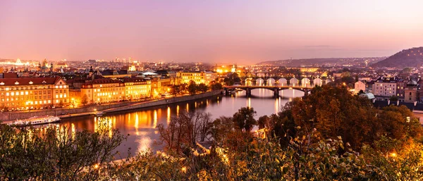 Прага мостами через річку Влтава під вечір, Прага, Чеська Республіка — стокове фото