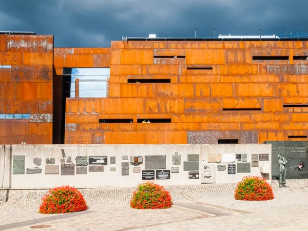 GDANSK, POLAND - AUGUST 25, 2014: European Solidarity Centre in Gdansk, Poland. Modern museum building with rusty layout located near Gdansk docyard — Stock Photo, Image