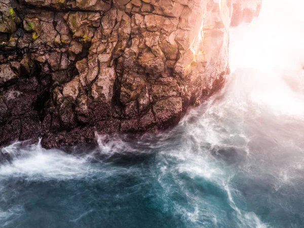 Acqua spruzzata di onda di rottura sulla riva rocciosa — Foto Stock