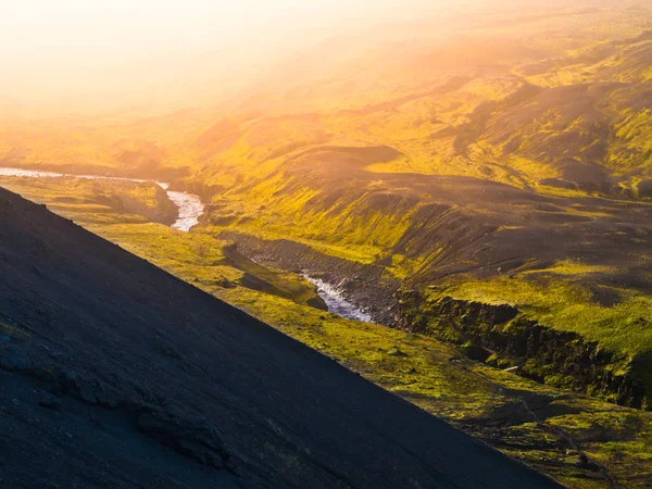Paisagem em torno Markarfljotsgljufur Gorge com selvagem Markarfljot River. Parte da trilha de Laugavegur, Islândia — Fotografia de Stock