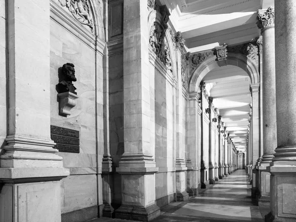 KARLOVY VARY, REPÚBLICA CHECA 14 DE DEZEMBRO DE 2013: Mill Colonnade, Czech: Mlynska kolonada, in Kalovy Vary, Czech Republic. Com busta de Josef Zitek - arquiteto famoso — Fotografia de Stock