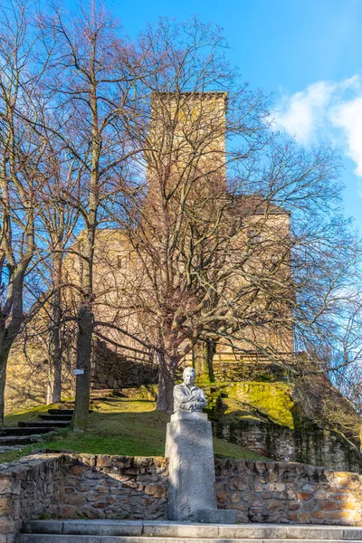 LIPNICE NAD SAZAVOU, RÉPUBLIQUE TCHÈQUE - 31 DÉCEMBRE 2018 : Mémorial avec Busta de Jaroslav Hasek - écrivain et journaliste tchèque. Auteur du roman The Good Soldier Svejk — Photo