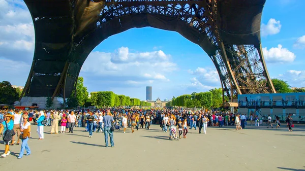 PARIS, FRANCE - AUGUST 8, 2010: Many tourists under Eiffel tower on sunny summer day. Paris, France. — Stock Photo, Image