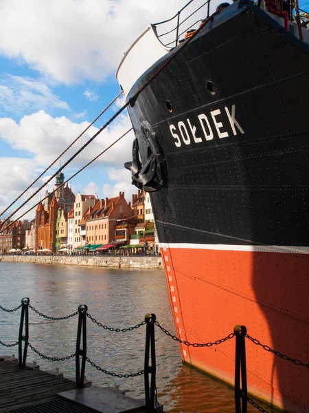 Γκντανσκ, Πολωνία - Αύγουστος 25, 2014:: Ss Soldek στον ποταμό Motlawa στο Γκντανσκ. Πλοίο είναι ένα μέρος του θαλάσσιου Μουσείου στο Γκντανσκ, Πολωνία — Φωτογραφία Αρχείου