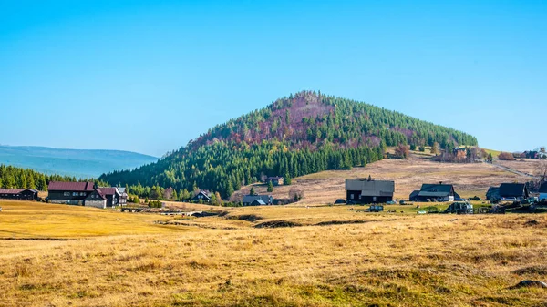 Montagne Bukovec au-dessus du village de Jizerka dans les montagnes de Jizera, République tchèque. Journée ensoleillée claire — Photo