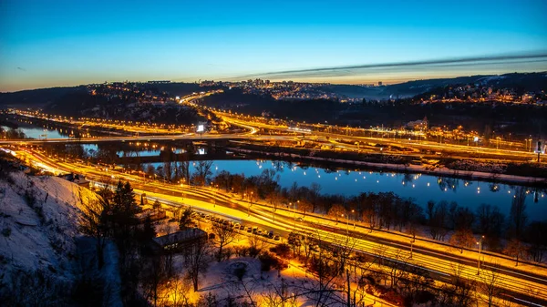 Vista da Ponte Barrandov sobre o Rio Vltava em Branik, Praga, República Checa. Estradas iluminadas na noite fria do inverno — Fotografia de Stock