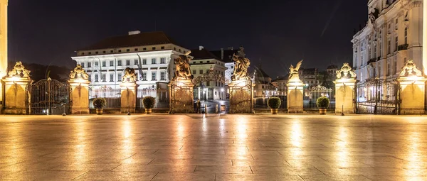 Главные ворота Пражского Града со статуей сражающихся титанов на Градканской площади, Прага, Чехия — стоковое фото