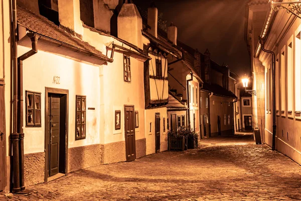 Kleine mittelalterliche Häuser in der goldenen Gasse bei Nacht, Prager Burg, Tschechische Republik — Stockfoto