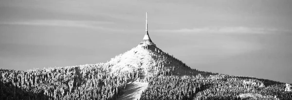 Jested dağ ve gündoğumu zaman sabah Jested Kayak Merkezi. Açık gökyüzü ve Freeza kış zaman ruh hali. Liberec, Çek Cumhuriyeti — Stok fotoğraf