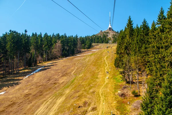 Ještěd - unikátní architektonická stavba. Hotel a TV vysílač na vrcholu Ještědu, Liberec, Česká republika — Stock fotografie