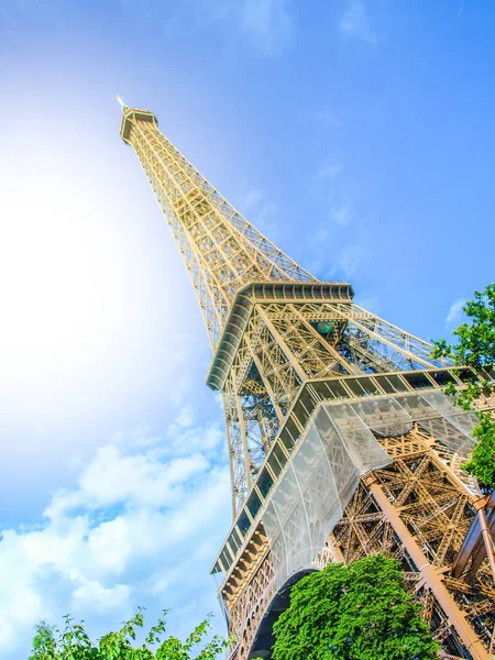 Pohled zdola z Eiffelovy věže na slunečný letní den, Paříž, Francie. Sun únik efekt — Stock fotografie