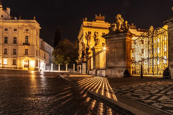 Haupttor der Prager Burg mit Statue der kämpfenden Titanen auf dem Hradcanske-Platz, Prag, Tschechische Republik — Stockfoto