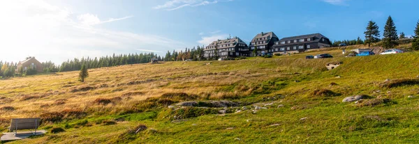 Panoramik Krkonose peyzaj etrafında Engin kulübe, Giant Mountains, Çek Cumhuriyeti — Stok fotoğraf