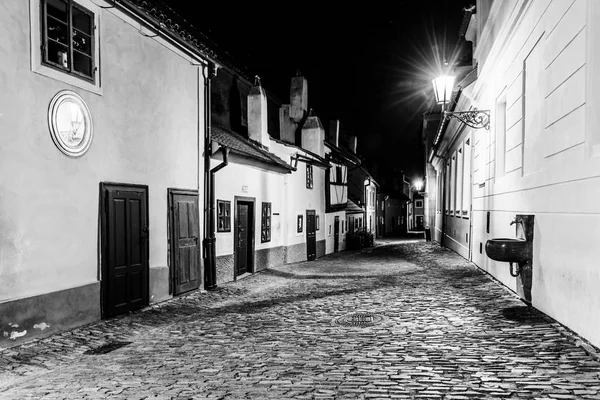 夜、チェコ共和国プラハ城黄金レーンに小さな中世家 — ストック写真