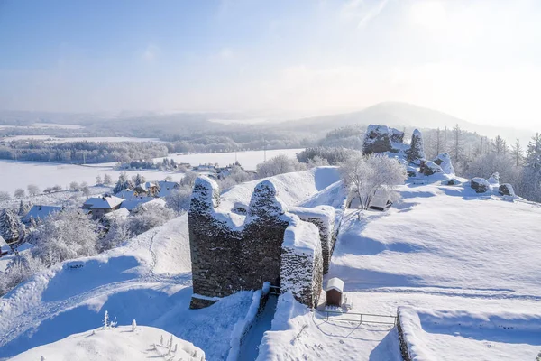 Ruiny średniowiecznego zamku Lichnice koło Tremosnic, Czechy. Słoneczny śnieżny zimowy dzień — Zdjęcie stockowe