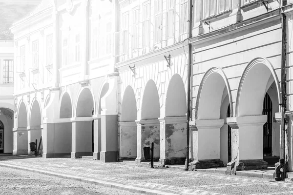 Renaissance huizen met arcade op Wallenstein Square in Jicin, Tsjechië — Stockfoto