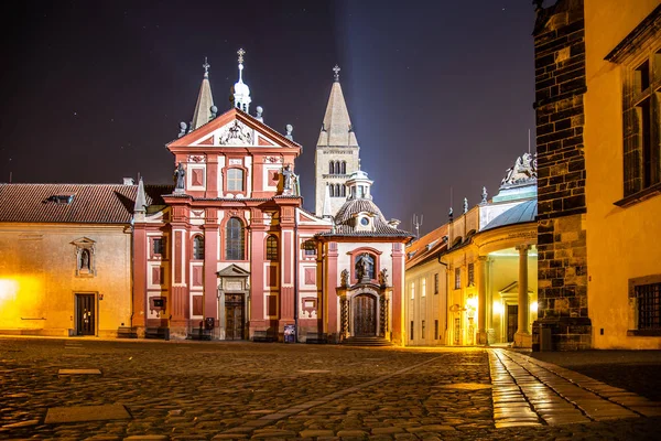 St George Basilica in Prague Castle by night, Praha, Czech Republic — Stock Photo, Image