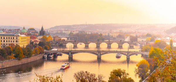 Прага мостами через річку Влтава під вечір, Прага, Чеська Республіка — стокове фото