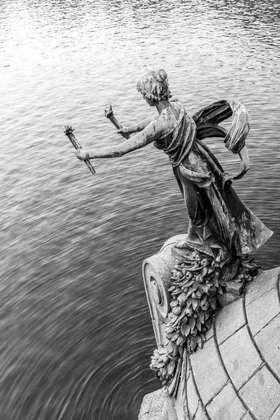 Pochodeň doručitele žena postava - bronzová dekorace Svatopluk Cech mostu přes řeku Vltavu v Praze, Česká republika — Stock fotografie