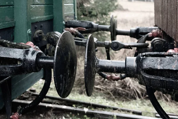 Vue rapprochée des tampons de trains métalliques vintage — Photo