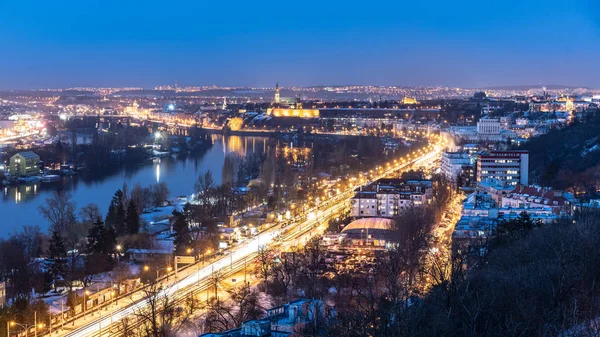 Río Moldava y Vysehrad en Podoli. Vista nocturna de invierno desde las rocas de Branik. Praga, República Checa — Foto de Stock