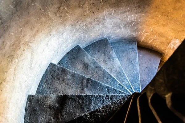 Antigua escalera de caracol estrecha de piedra dentro de la torre medieval —  Fotos de Stock