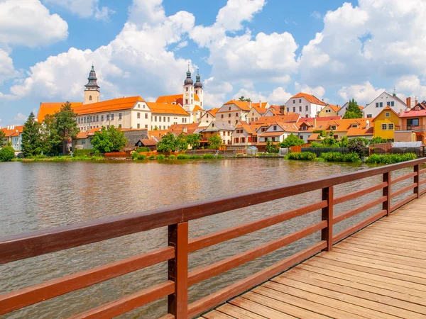Telc Panorama. Reflejo del agua de las casas y del castillo de Telc, República Checa. Patrimonio de la Humanidad UNESCO — Foto de Stock