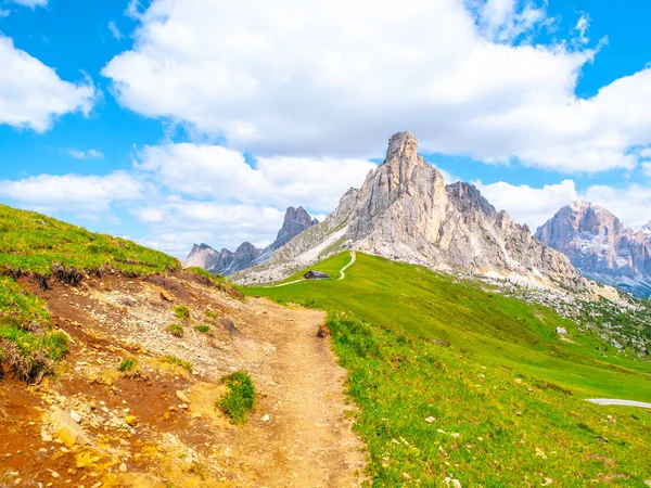Passo Giau s Mount Gusela na pozadí, Dolomit nebo pohoří Dolomiti, Itálie — Stock fotografie