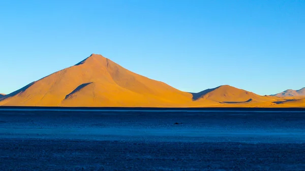 Picos de montanha em Laguna Colorada em Altiplano, Bolívia, América do Sul — Fotografia de Stock