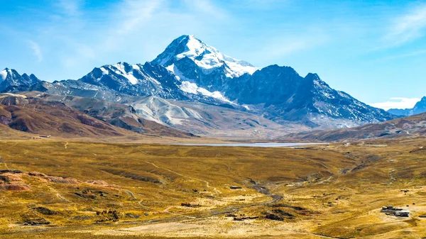 Huayna Potosi mountain in Cordillera Real near La Paz, Bolivia — Stok fotoğraf