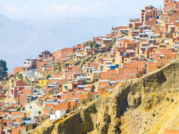 Трущобы, построенные на крутом склоне Ла-Паса, Боливия — стоковое фото