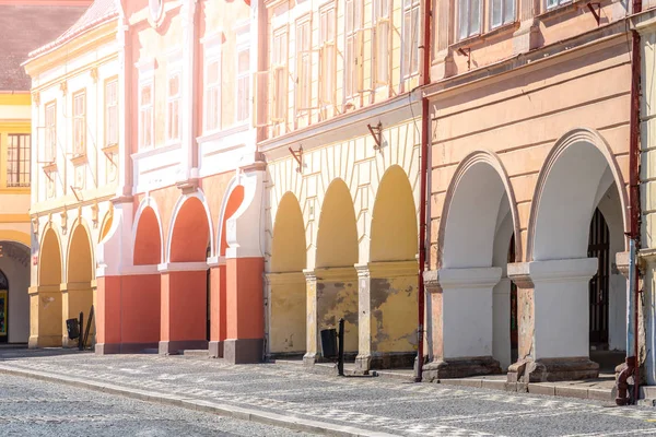 Färgglada renässansen hus med arkad på Wallenstein-torget i Jičín, Czech Republic — Stockfoto