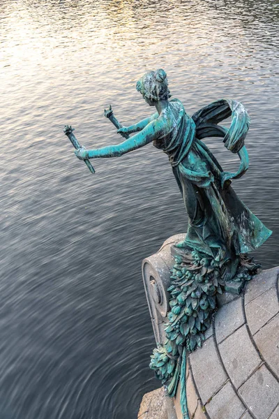 Figura della donna portatrice di torcia - decorazione in bronzo del ponte Svatopluk Cech sul fiume Moldava a Praga, Repubblica Ceca — Foto Stock