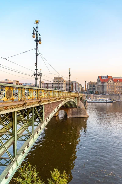Puente de Cech sobre el río Vlatava en Praga, República Checa — Foto de Stock