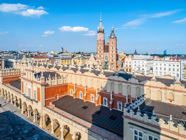 Centro storico di Cracovia intorno alla piazza principale del mercato e Sukiennice, o Cloth Hall, Cracovia, Polonia — Foto Stock