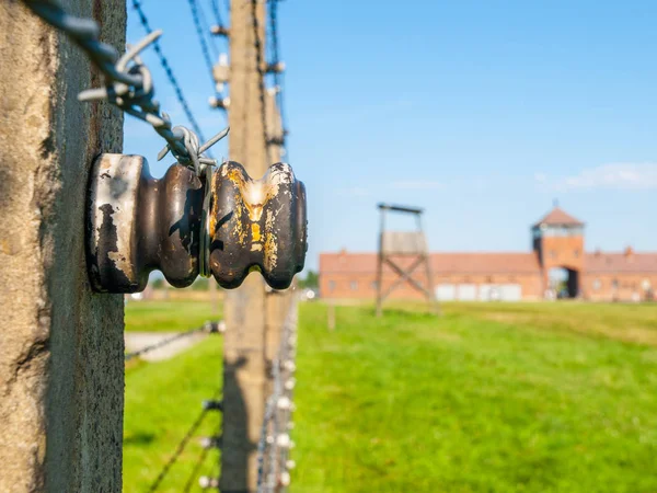 Szczegółowy widok z ogrodzeniem z drutu haczyka w obozie koncentracyjnym. Auschwitz - Birkenau, Oswiecim - Brzezinka, Polska, Europa — Zdjęcie stockowe