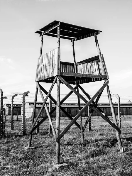 Antigua torre de vigilancia de madera en el campo de concentración Auschwitz - Birkenau, Oswiecim - Brzezinka, Polonia, Europa —  Fotos de Stock