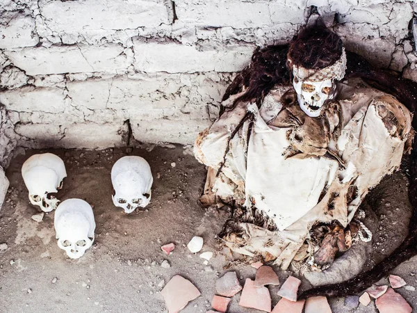 Előtti inka múmia és koponyák Chauchilla régészeti lelőhely, Nazca, Peru — Stock Fotó