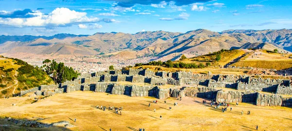 Fort Sacsayhuaman e Cuzco città sul backgroudn nella giornata di sole, Perù — Foto Stock