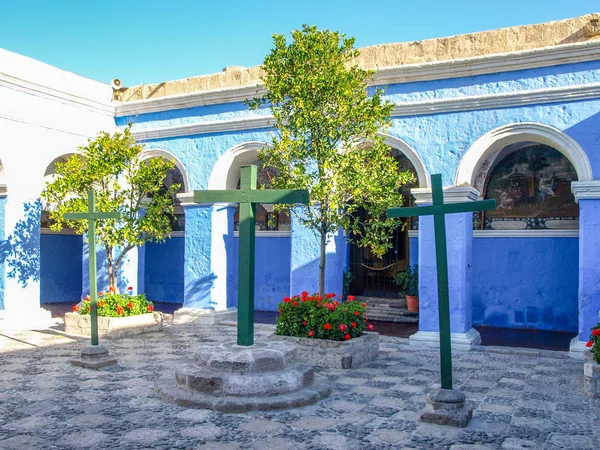 Archway with blue facade in Monastery of Santa Catalina — Stock Photo, Image
